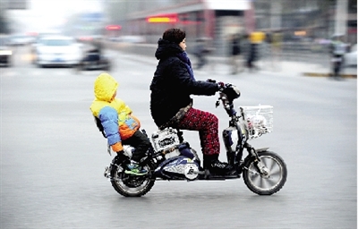 昨日下午，隴海西路桐柏路口，紅燈亮起的瞬間一輛電動車闖過路口。