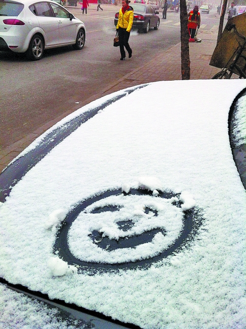 一月十五日上午，有汽車披著一身的雪裝，從經(jīng)開區(qū)回到市區(qū)。