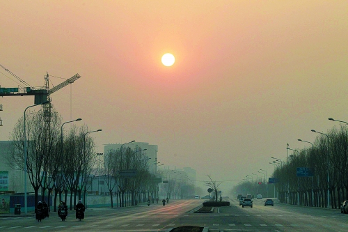 昨日天空放晴，雖然天還不是那么藍(lán)，但也給大家?guī)砗眯那椤? complete=