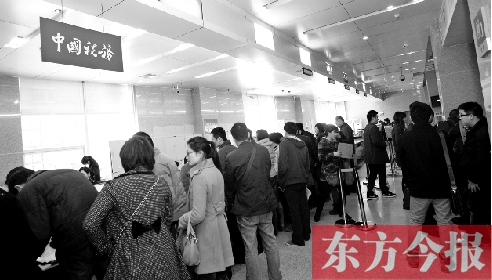　昨天，在鄭州市房管局辦稅柜臺，迎來絡(luò)繹不絕辦理業(yè)務(wù)的市民