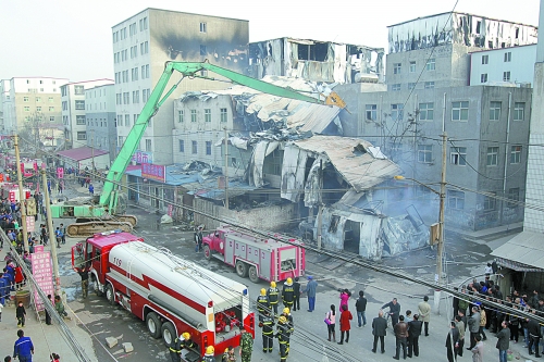 風(fēng)助火勢，6座相鄰的居民樓加建的板房樓陸續(xù)被大火引燃。