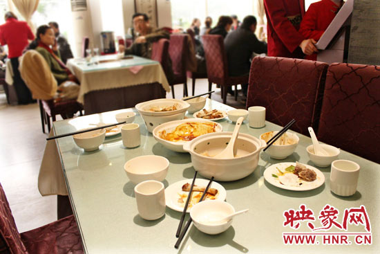 3月22日，阿五美食英協(xié)路店幾位顧客用完餐后，盤子里的食物所剩無幾。
