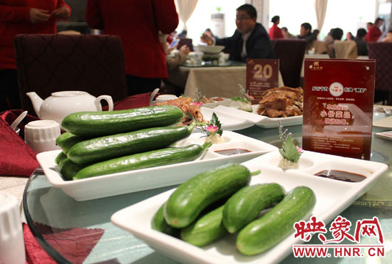 3月22日，阿五美食英協(xié)路店的服務(wù)員為我們展示大份菜品和小份菜品
