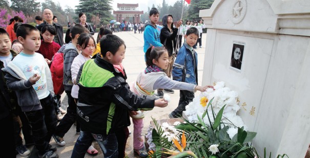 昨天上午，來鄭州市烈士陵園祭掃的小學(xué)生將百花擺放在吉鴻昌烈士墓前