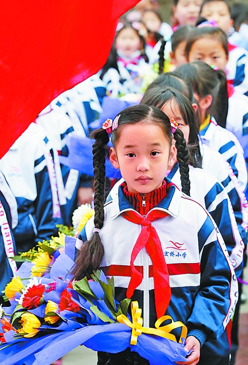 　4月4日,許多小學(xué)生來(lái)到新縣鄂豫皖革命烈士紀(jì)念館為烈士掃墓。記者　王天定　攝