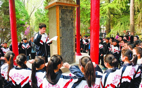 　　4月3日,宜陽(yáng)縣1000余名師生通過(guò)獻(xiàn)花、宣誓、掃墓、讀祭文等形式緬懷革命先烈。 田義偉 攝