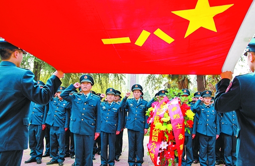 　　“我宣誓:保衛(wèi)祖國(guó)藍(lán)天不受侵犯!”4月3日,濟(jì)空某部的官兵來(lái)到內(nèi)鄉(xiāng)縣烈士陵園掃墓,通過(guò)敬獻(xiàn)花籃、