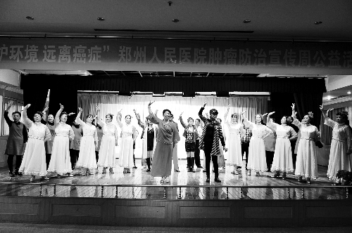 昨日，鄭州人民醫(yī)院舉辦了一臺特殊的晚會，表演的和看表演的大都是癌癥患者 河南商報記者 王春勝/攝　