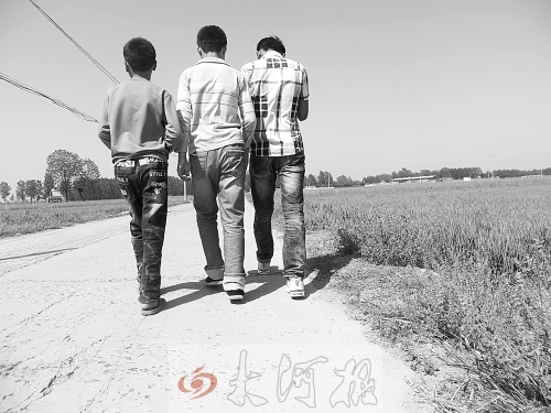 親眼目睹小伙伴在自己面前慘遭橫禍,三個(gè)孩子變得異常沉默。