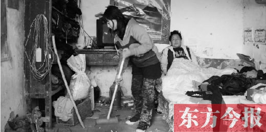 　寧陵縣趙村鄉(xiāng)大楊莊村，16歲的王香浦在打掃家里的衛(wèi)生，床上躺著她的爸爸　