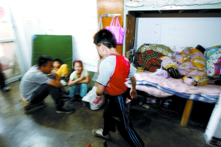 孩子們住在這里，沒有上學，大部分時間是練功，出去表演