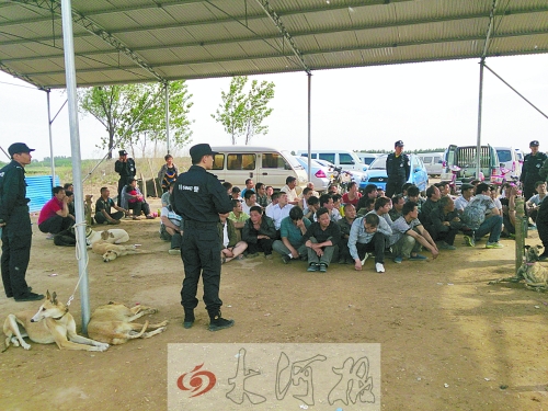 民警突襲賭場(chǎng)，64名涉案人員全部落網(wǎng)。