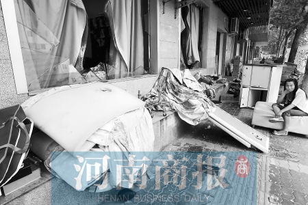 　多間臨街商鋪夜間被砸，店里的沙發(fā)、貨品等被搬到了戶外  侯建勛/攝