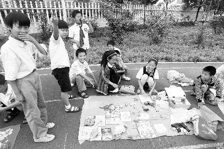 小學(xué)生當(dāng)?shù)財(cái)偫习?，擺起攤來(lái)也很專業(yè)