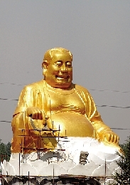 　4月25日，洛陽龍華歡樂園，網上引起熱議的“大背頭彌勒佛”。