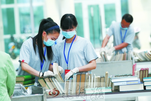 工作人員正在忙著整理書籍,逐一登記、歸類。