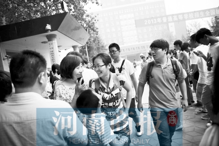 考場外，家長用溫暖的笑容迎接孩子