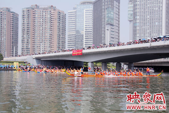 6月11日，2013中華軒轅龍舟大賽，在鄭州東區(qū)的如意湖舉行。