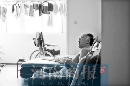金老先生因偏癱生活不能自理，鄰居說，平時經(jīng)?？吹阶o(hù)工和老人的弟弟前來照顧 實(shí)習(xí)生 唐韜/攝