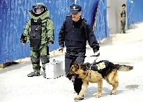 排爆專家、警犬在現(xiàn)場待命。