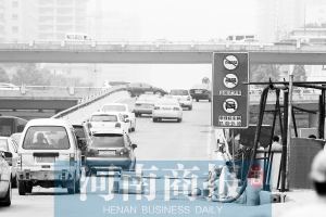 紫荊山立交橋上橋口，已經(jīng)有非綠標(biāo)車禁止通行的標(biāo)志 王春勝/攝