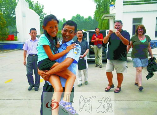 黨心松一行人剛下車(chē)，楊衛(wèi)軍就一把抱起了她，流露出幸福的笑容，不遠(yuǎn)處史蒂夫拍照銘記這一刻。