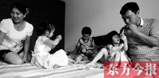昨日，鄭州市民蔣先生的家中，一家人陪著妞妞（右二）玩耍