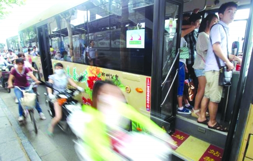 　　7月12日，鄭州市花園路，下班高峰期。