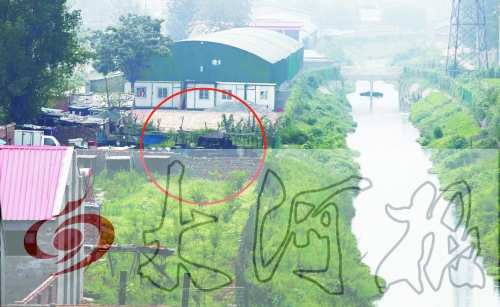 　彩虹橋西南側(cè)有一個大型地溝油加工窩點，廢水流入旁邊的排水渠。