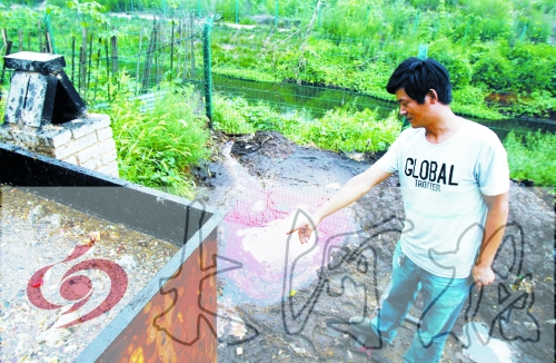 煉油點將骯臟、臭氣熏人的廢水直接排入溝渠。