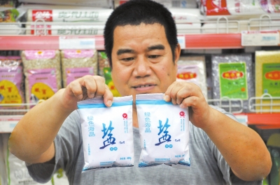 在漯河一家超市，市民選購的“高價(jià)鹽” 記者仵樹大攝