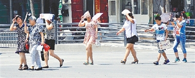  街頭，遮擋陽光是一門“技術(shù)活”。