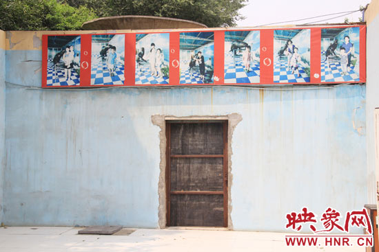 在鄭州市動(dòng)物園內(nèi)的海獅館內(nèi)，隨處可見(jiàn)游客與動(dòng)物合影的宣傳畫。