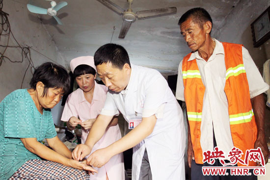鄭州市管城區(qū)人民醫(yī)院院長張彥軍親自為謝秀進診斷，并為他們帶去了500多元的治療藥品。