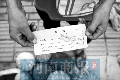 百花路附近的瓜農(nóng)宋師傅交完衛(wèi)生費(fèi)后收到一張收據(jù)，但沒(méi)有收款單位
