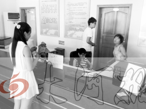 鄭州市人才交流服務(wù)中心二樓大廳，剛畢業(yè)大學(xué)生咨詢政策，工作人員卻在若無其事地玩手機(jī)。