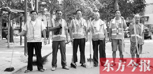 昨天下午6點(diǎn)，6名環(huán)衛(wèi)工人相伴乘坐B1返回27公里外的花園口村。