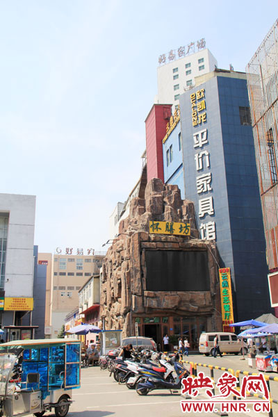 在該酒店一層的入口處，屹立著一座4層樓高的假山，氣勢雄偉。