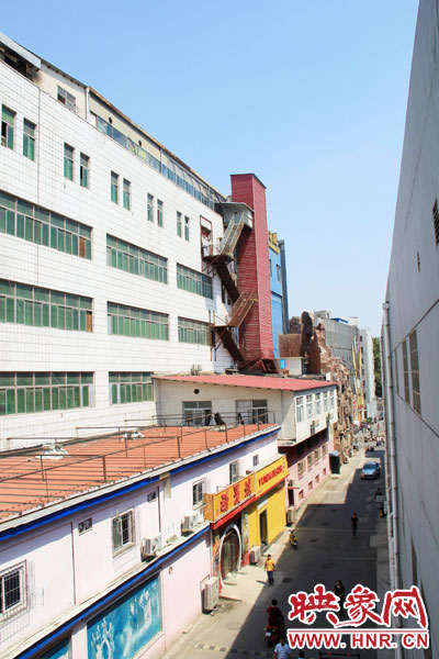 該家具賣場共6層樓，第7層建筑與其他樓層風(fēng)格迥然不同，有明顯后期加蓋痕跡