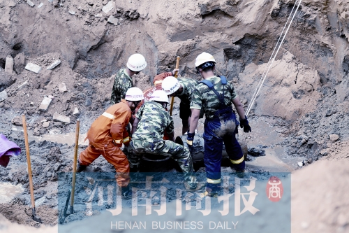 　　7個(gè)多小時(shí)的奮力救援，也沒(méi)能救回這個(gè)孩子