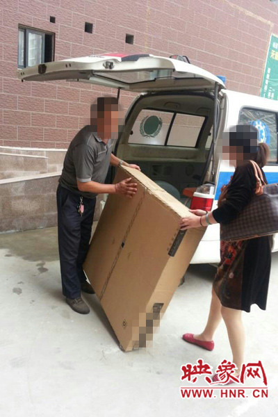 工作人員正在搬卸家具。