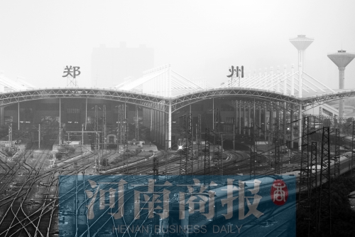 從解放路立交向南望去，火車(chē)站南側(cè)一座高樓在霧霾中若隱若現(xiàn)