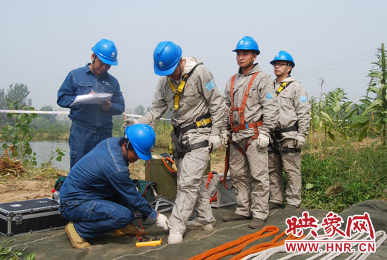 “弟兄們”每次上塔作業(yè)，樊建軍都要認真核對檢查，不容一絲失誤出現(xiàn)。