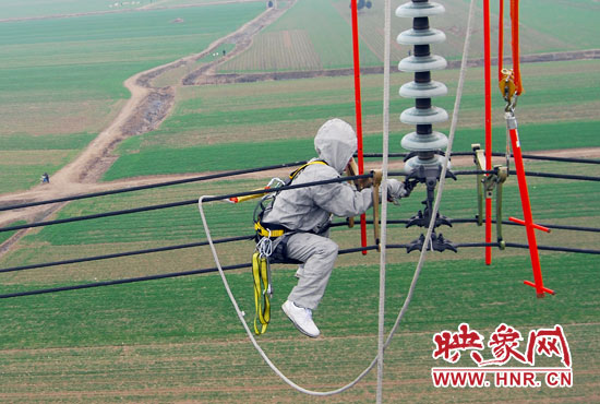 超高壓輸電線是樊建軍工作的主戰(zhàn)場，他現(xiàn)在雖然不經(jīng)常登塔，但在塔下卻并不輕松。