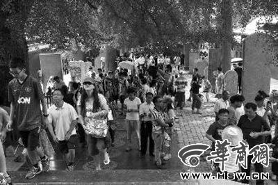 每天都有大量游客涌來，探訪他們心目中的少林