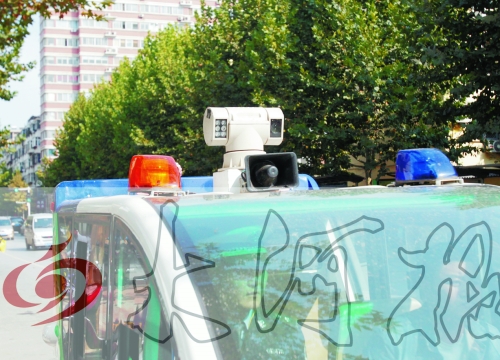 巡查車車頂裝有360度攝像頭,對路面違章停車行為抓拍取證。
