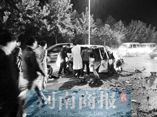 慘劇現(xiàn)場，眾人紛紛上前施救，有人拉住變形的車門，為傷者爭取救援時間