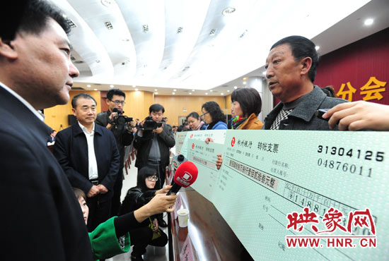 最高人民法院執(zhí)行局局長劉貴祥、河南省高級(jí)人民法院院長張立勇親手為申請執(zhí)行人員發(fā)放執(zhí)行款
