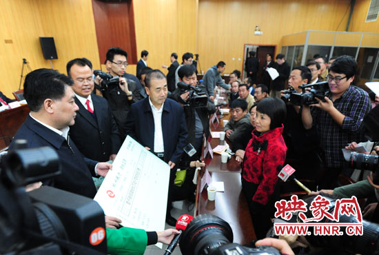 最高人民法院執(zhí)行局局長劉貴祥、河南省高級(jí)人民法院院長張立勇親手為申請執(zhí)行人員發(fā)放執(zhí)行款