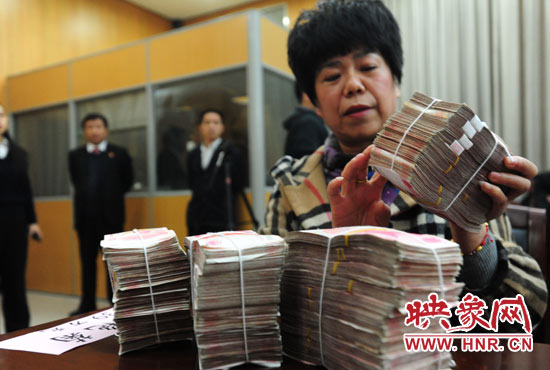 當(dāng)天共發(fā)放執(zhí)行款4110萬元。其中，支票4018萬元，現(xiàn)金92萬元。